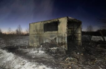 Труп мужчины нашли в сгоревшей бытовке в Тверской области