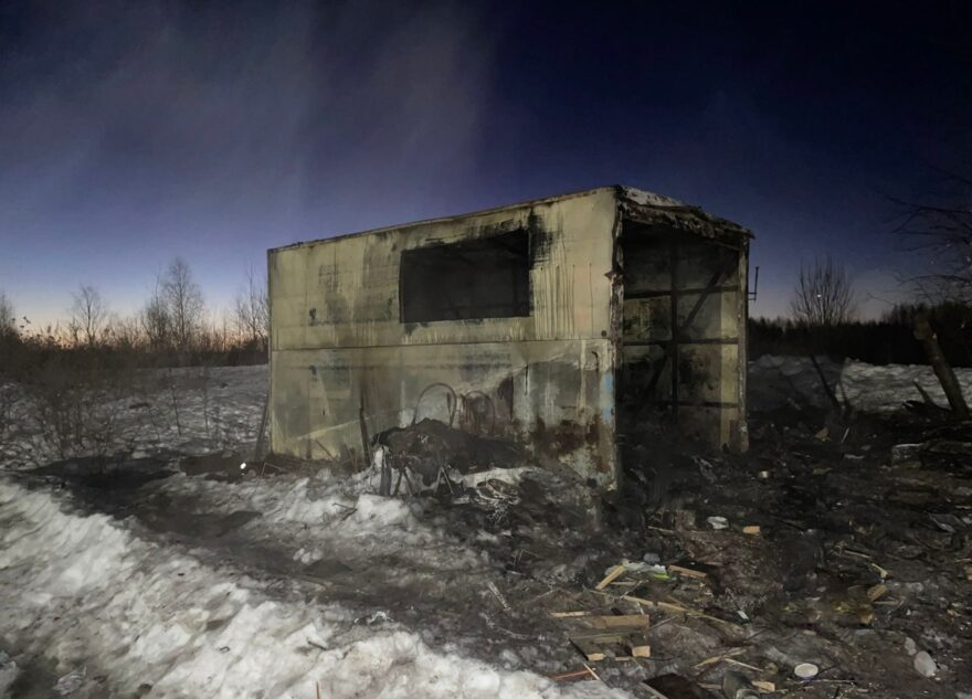 Труп мужчины нашли в сгоревшей бытовке в Тверской области