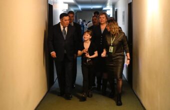 Прибывших из Украины в Тверь беженцев навестил губернатор Игорь Руденя