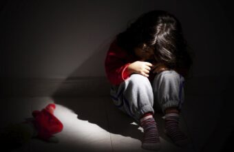 8 лет житель Тверской области совершал насильственные действия в отношении дочери и племянницы