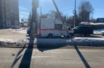 Два человека пострадали в столкновении иномарки и машины "скорой" в Твери