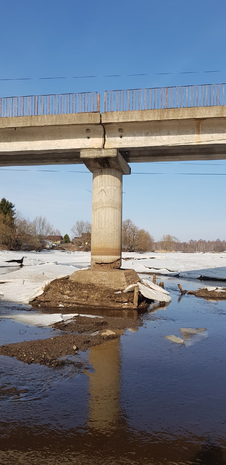 Жители Тверской области обеспокоены состоянием моста, по которому дети ходят в школу