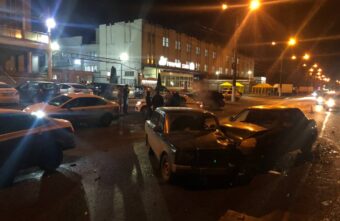 В Твери по вине водителя «Ниссана» столкнулись четыре автомобиля В Твери по вине водителя «Ниссана» столкнулись четыре автомобиля