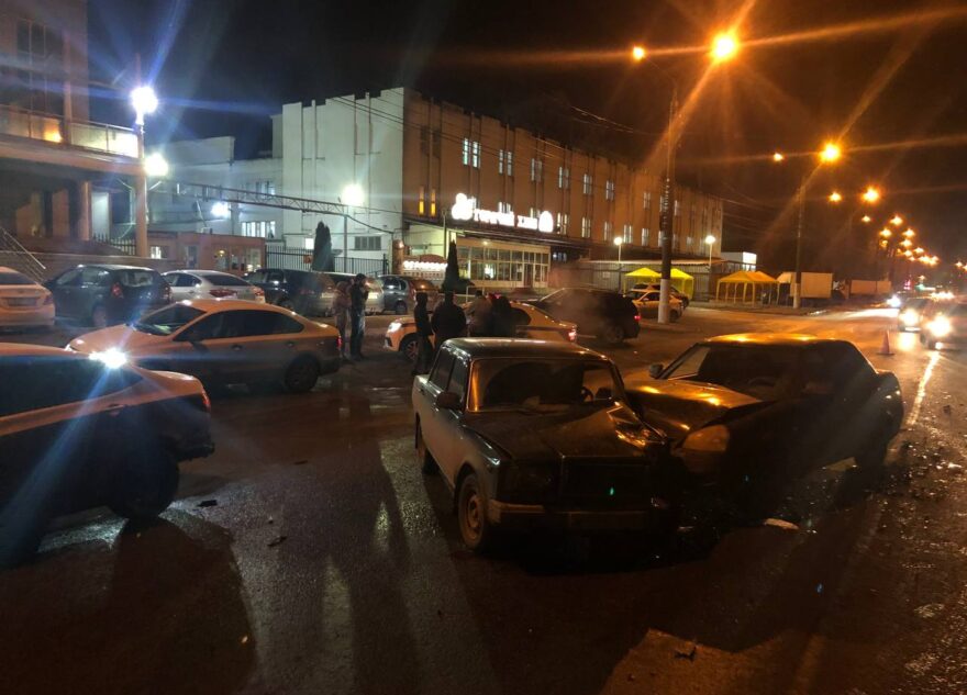 В Твери по вине водителя «Ниссана» столкнулись четыре автомобиля В Твери по вине водителя «Ниссана» столкнулись четыре автомобиля