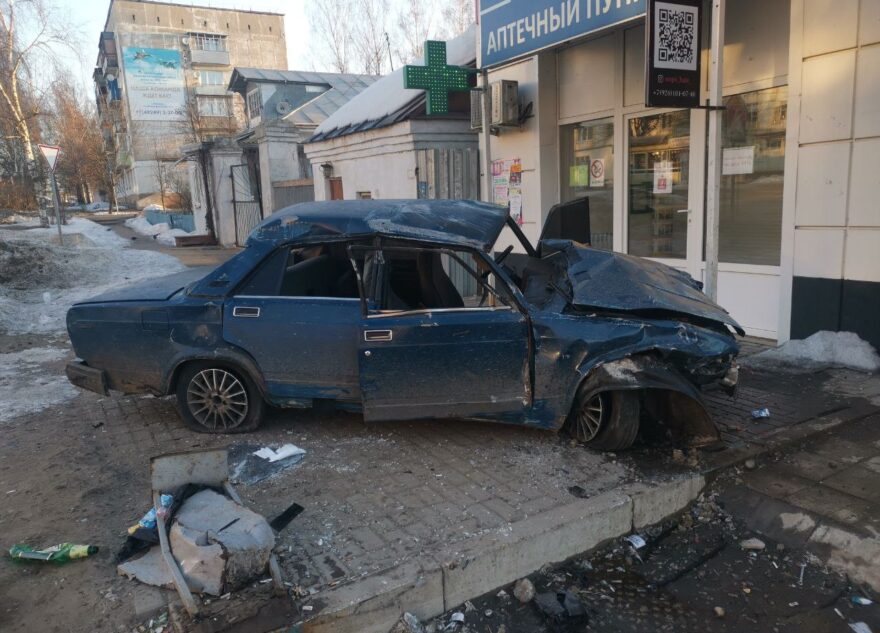 В Тверской области 20-летний водитель "ВАЗа" не справился с управлением и перевернулся В Тверской области 20-летний водитель "ВАЗа" не справился с управлением и перевернулся