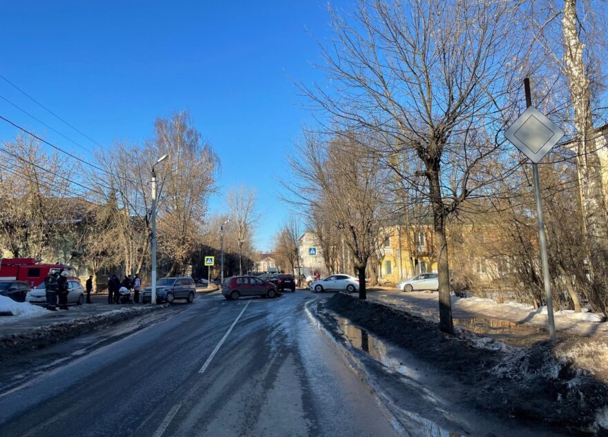 Два человека пострадали в столкновении двух иномарок в Твери Два человека пострадали в столкновении двух иномарок в Твери