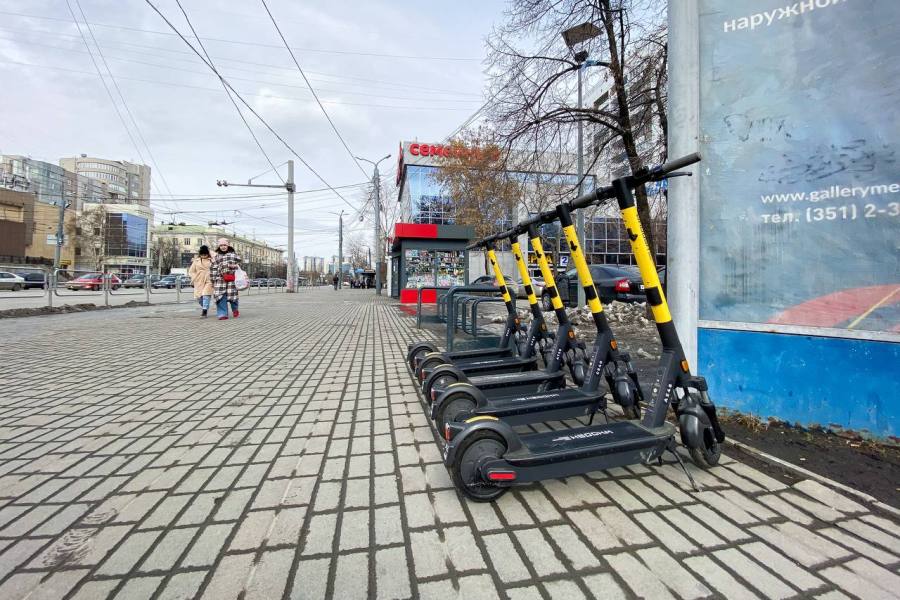 Верховный суд разрешил применять к электросамокатам ПДД для транспорта