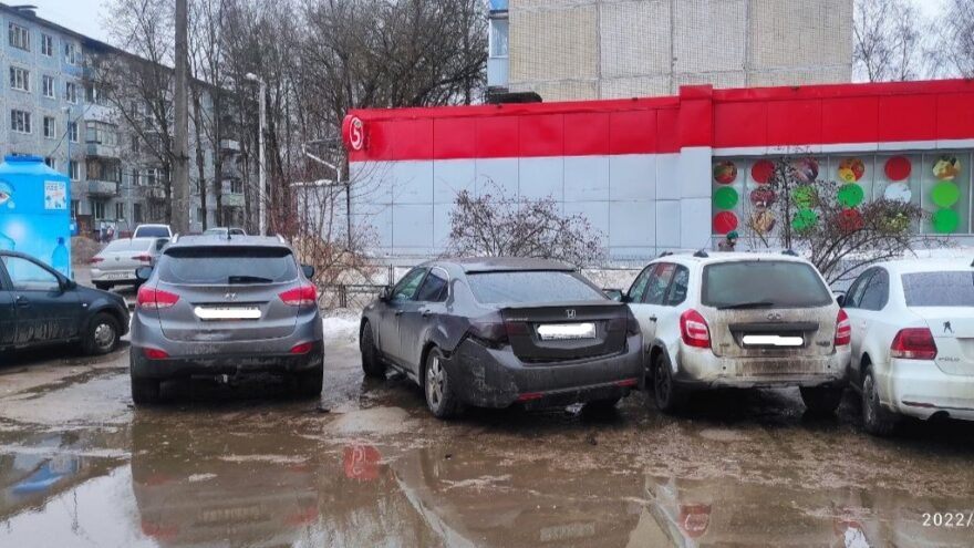 11-летнего мальчика зажало между двумя машинами в Твери