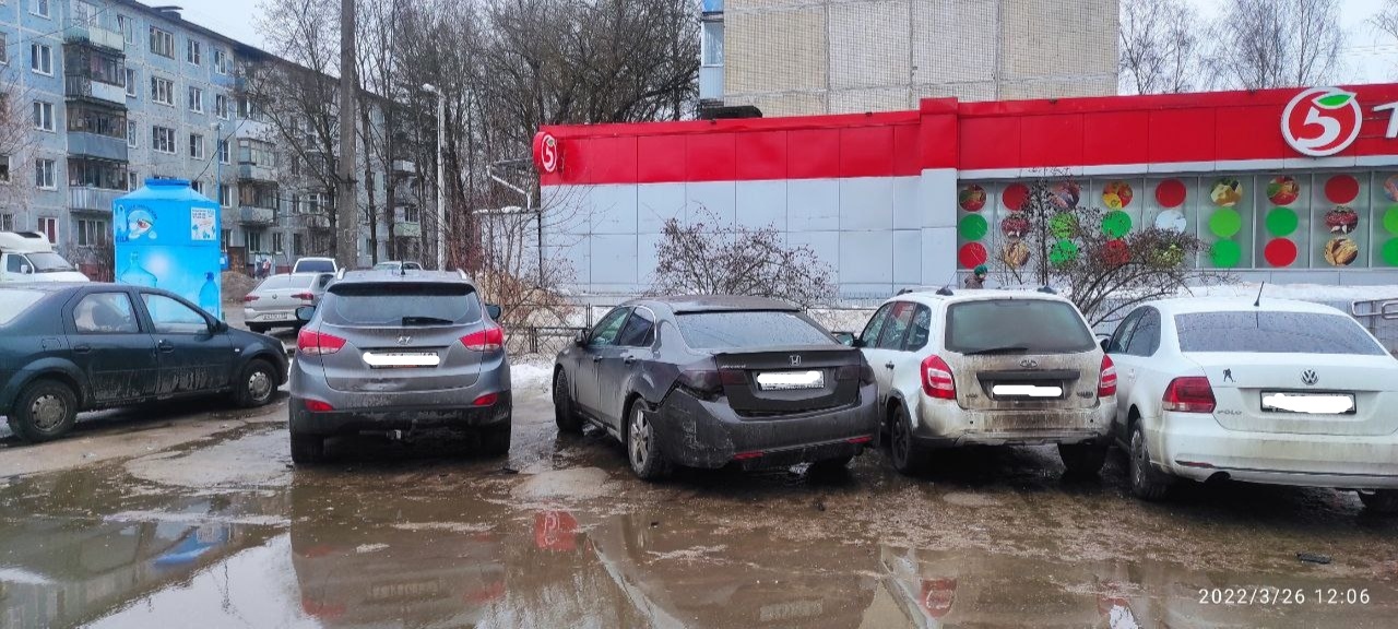 11-летнего мальчика зажало между двумя машинами в Твери