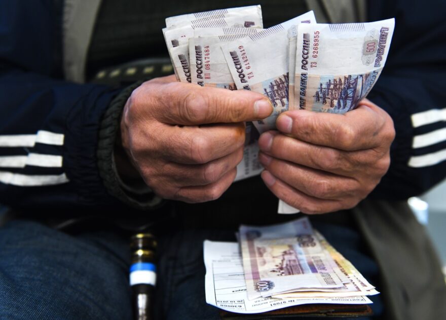 Госдума приняла закон об оперативном повышении пенсий