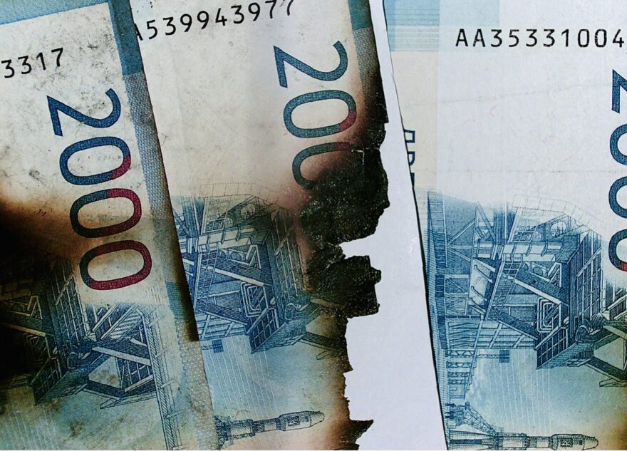 95-летней тверичанке вернули обгоревшие при пожаре деньги