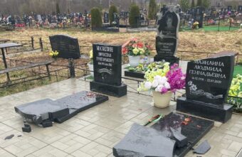 Вандалы разворотили могильные плиты на кладбище в Тверской области