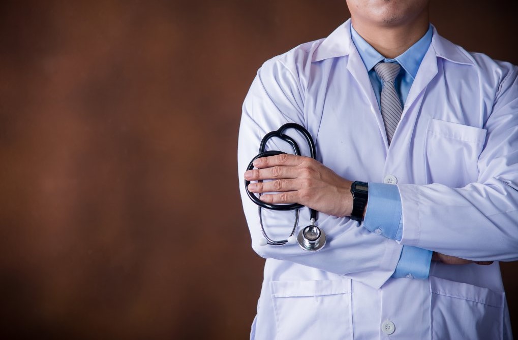 Главврач тверской больницы почти два года получал ничью зарплату