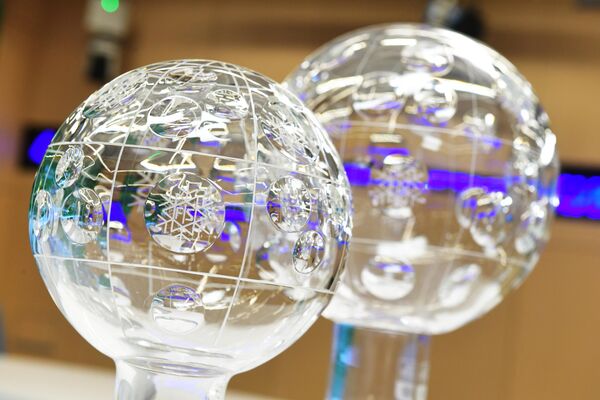 Хрустальный глобус для тверской лыжницы Натальи Непряевой уже в России