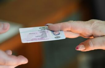 Тверским автолюбителям продлят срок действия водительских удостоверений