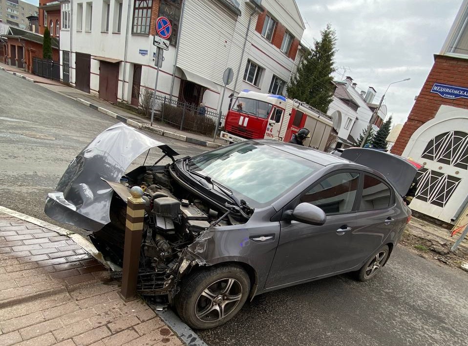 Невнимательная женщина пострадала в столкновении "Киа" и "Тойоты" в Твери
