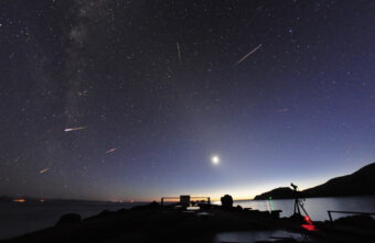 Жители Тверской области смогут увидеть метеоры Майских Акварид Жители Тверской области смогут увидеть метеоры Майских Акварид