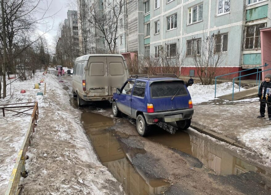 В Твери пешехода сбила машина, из которой он вышел