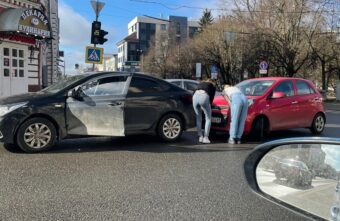 В центре Твери девушки не поделили перекресток В центре Твери девушки не поделили перекресток