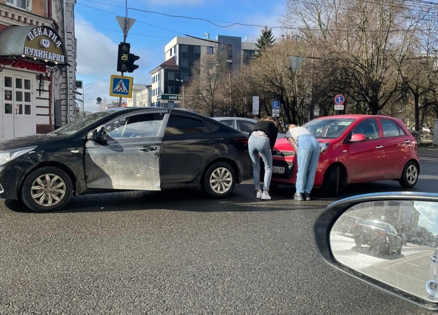 В центре Твери девушки не поделили перекресток
