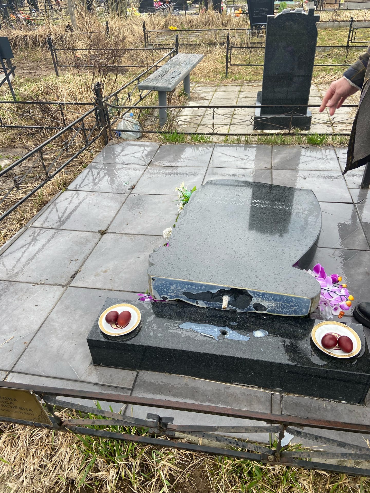 Вандалы разворотили могильные плиты на кладбище в Тверской области