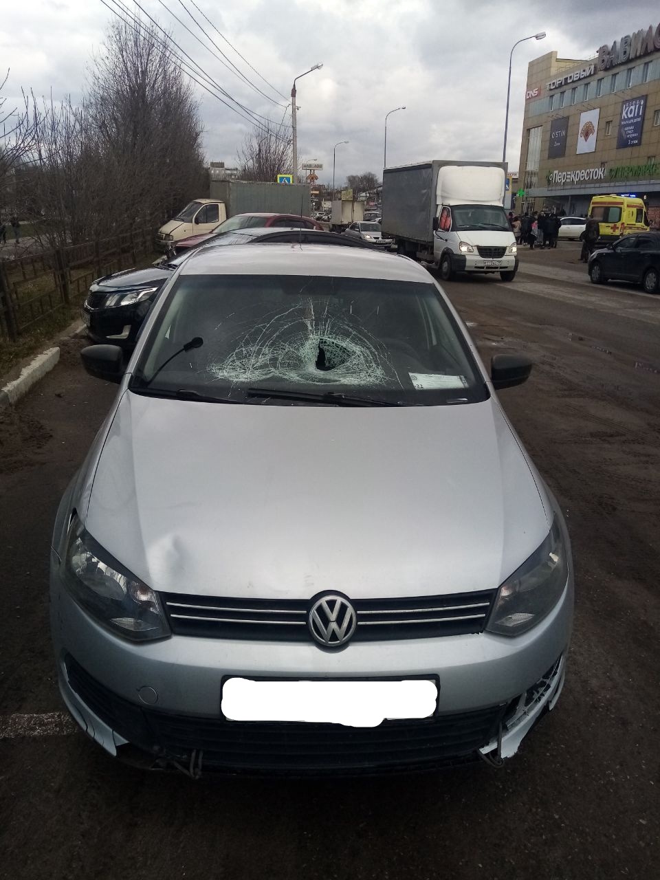 В Твери невнимательный водитель сбил двух подростков на пешеходном переходе