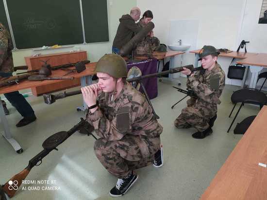 В Твери кадеты класса ФСБ познакомились с оружием времён Великой Отечественной войны