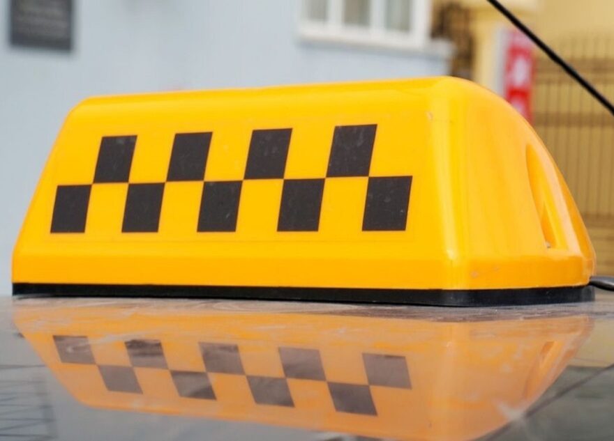 Тверской таксист случайно стал пособником мошенников