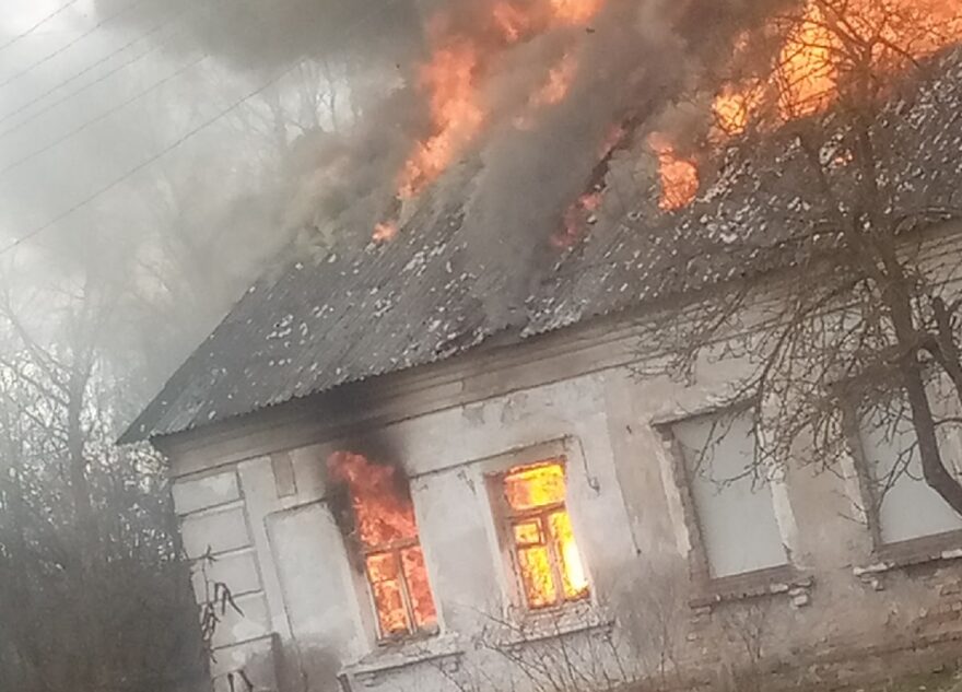В Тверской области загорелся старинный дом
