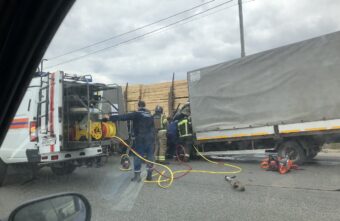 Под Тверью столкнулись два грузовика, водитель одного оказался в стальном плену
