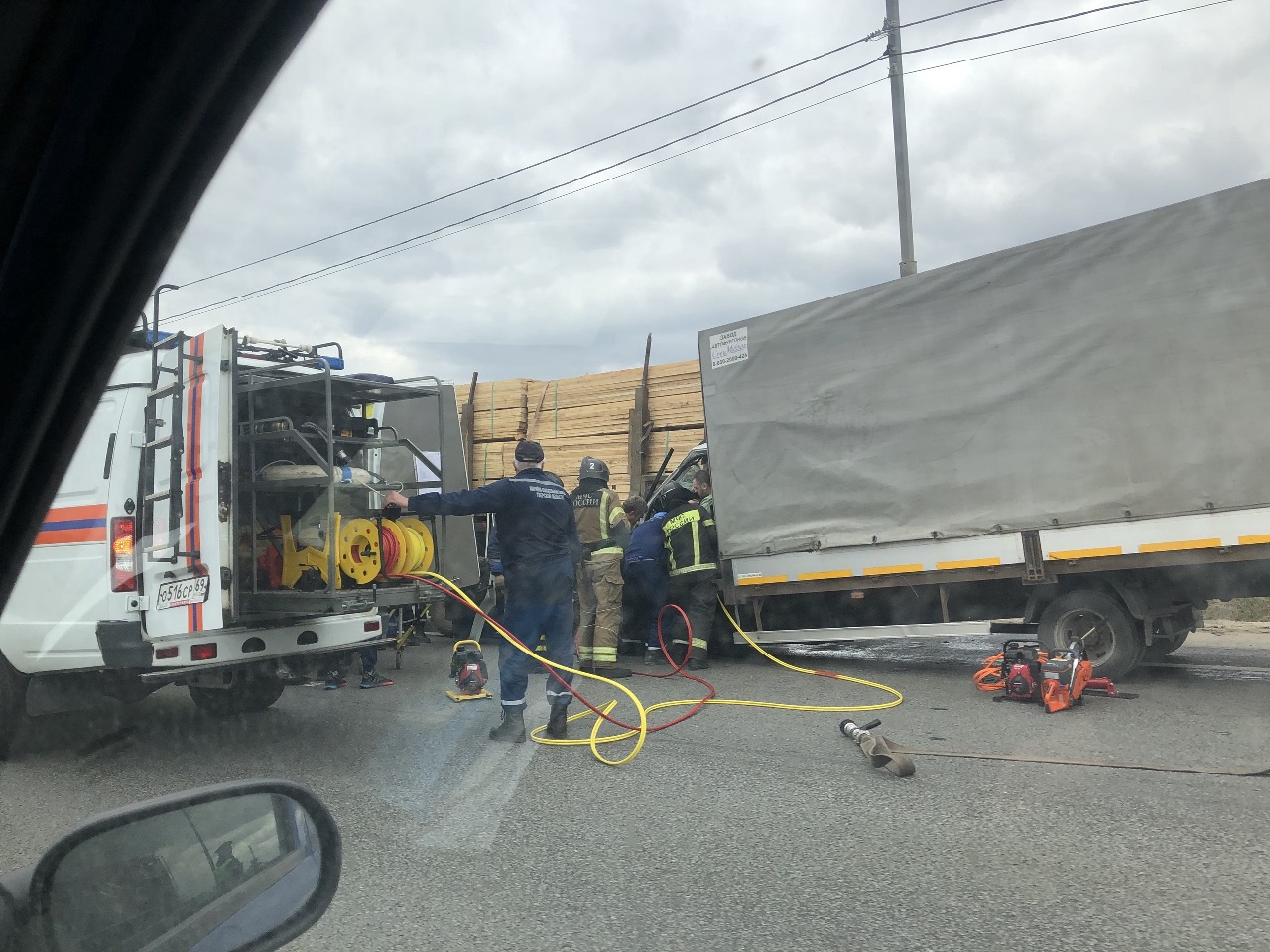 Под Тверью столкнулись два грузовика, водитель одного оказался в стальном плену