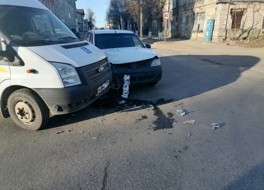 Микроавтобус и легковушка не поделили перекрёсток в Тверской области Микроавтобус и легковушка не поделили перекрёсток в Тверской области