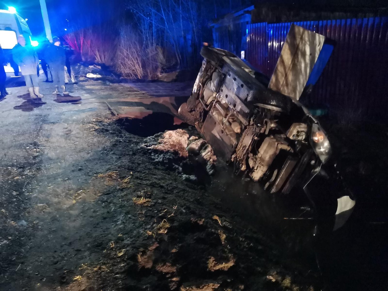 В Тверской области водитель иномарки протаранил столб и оказался в кювете