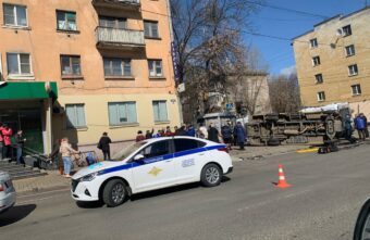 Реанимобиль перевернулся после столкновения с иномаркой в центре Твери: информация обновляется