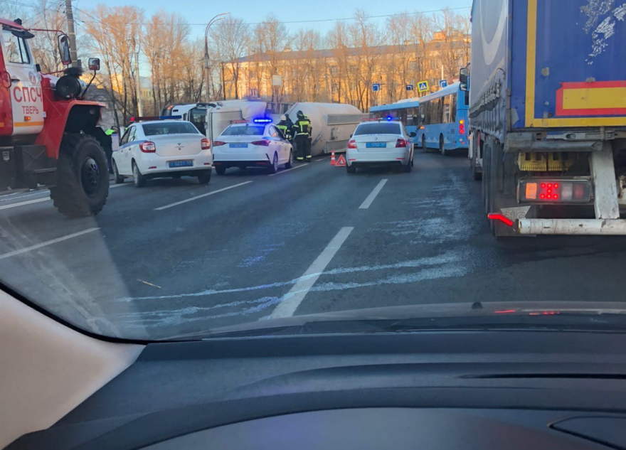 Ранним утром в Твери на съезде с моста перевернулась фура