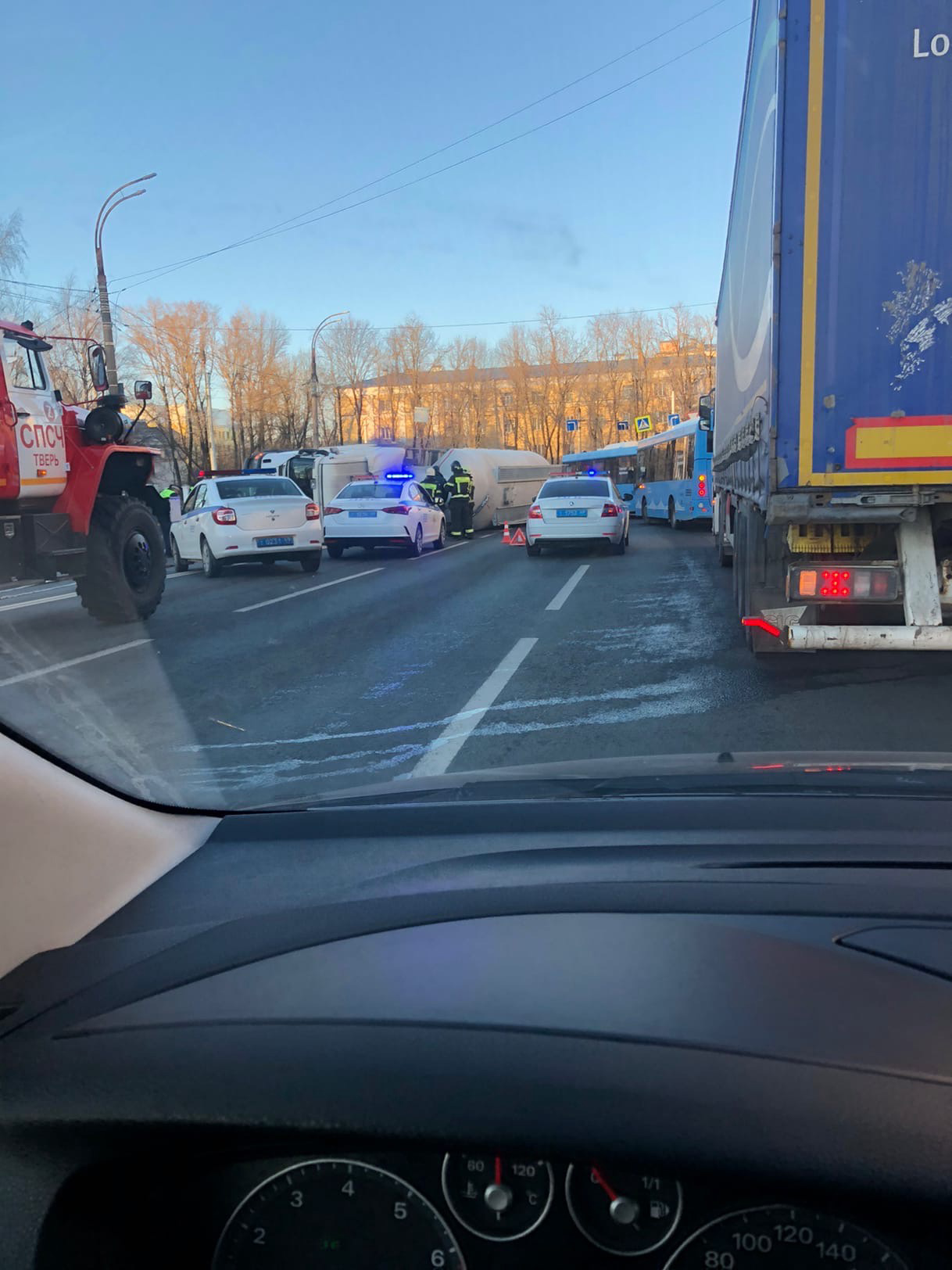 Ранним утром в Твери на съезде с моста перевернулась фура | ТОП Тверь  новости