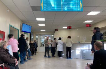 В больнице Тверской области пациентов в регистратуру вызывают роботы