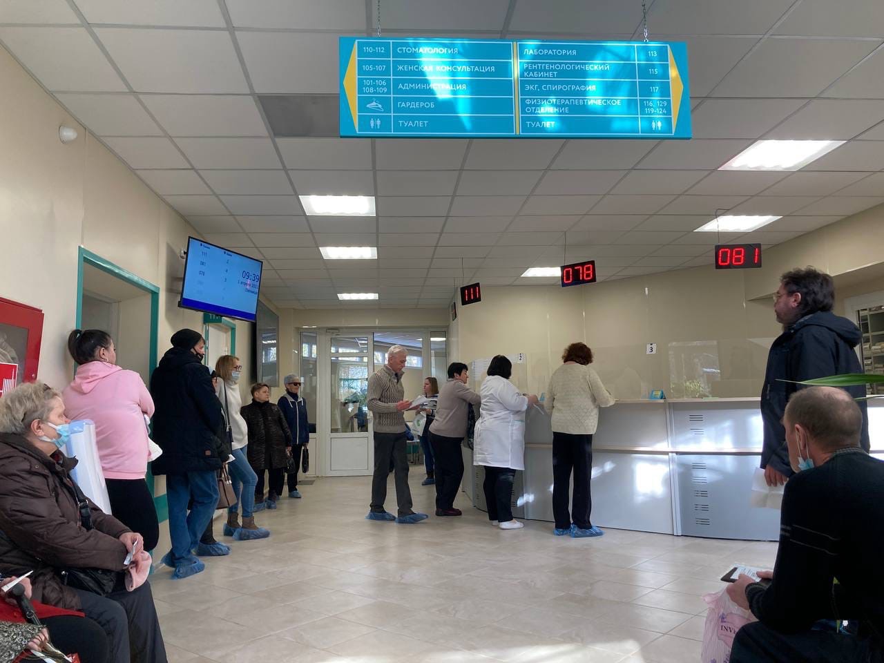 В больнице Тверской области пациентов в регистратуру вызывают роботы