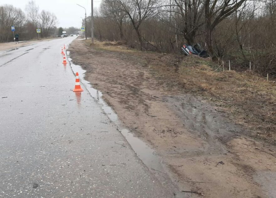 В Тверской области водитель легковушки погиб, врезавшись в дерево В Тверской области водитель легковушки погиб, врезавшись в дерево