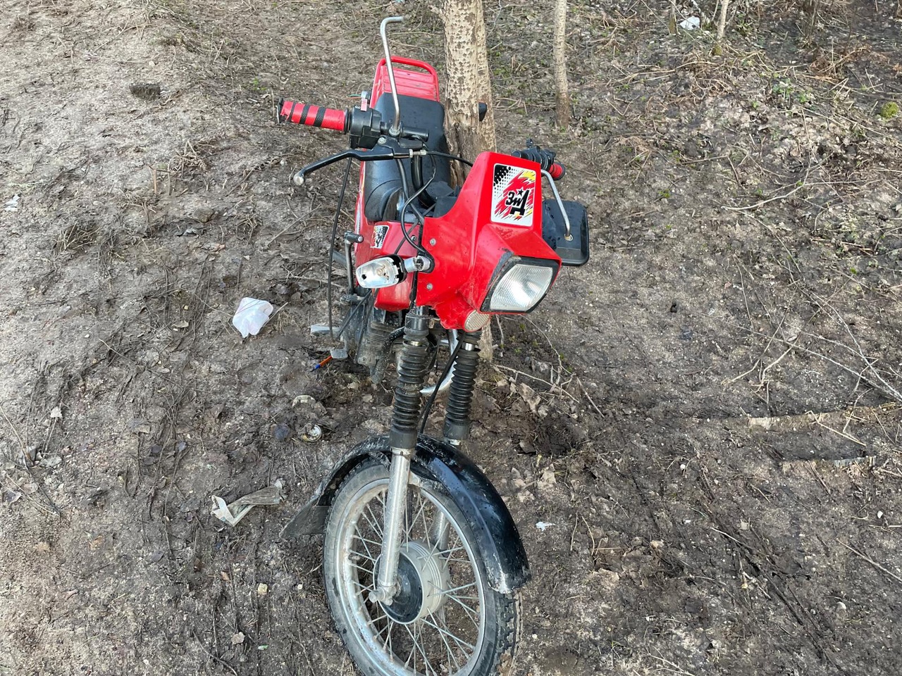 Мопедист попал в больницу, опрокинувшись вместе с мопедом в Тверской области