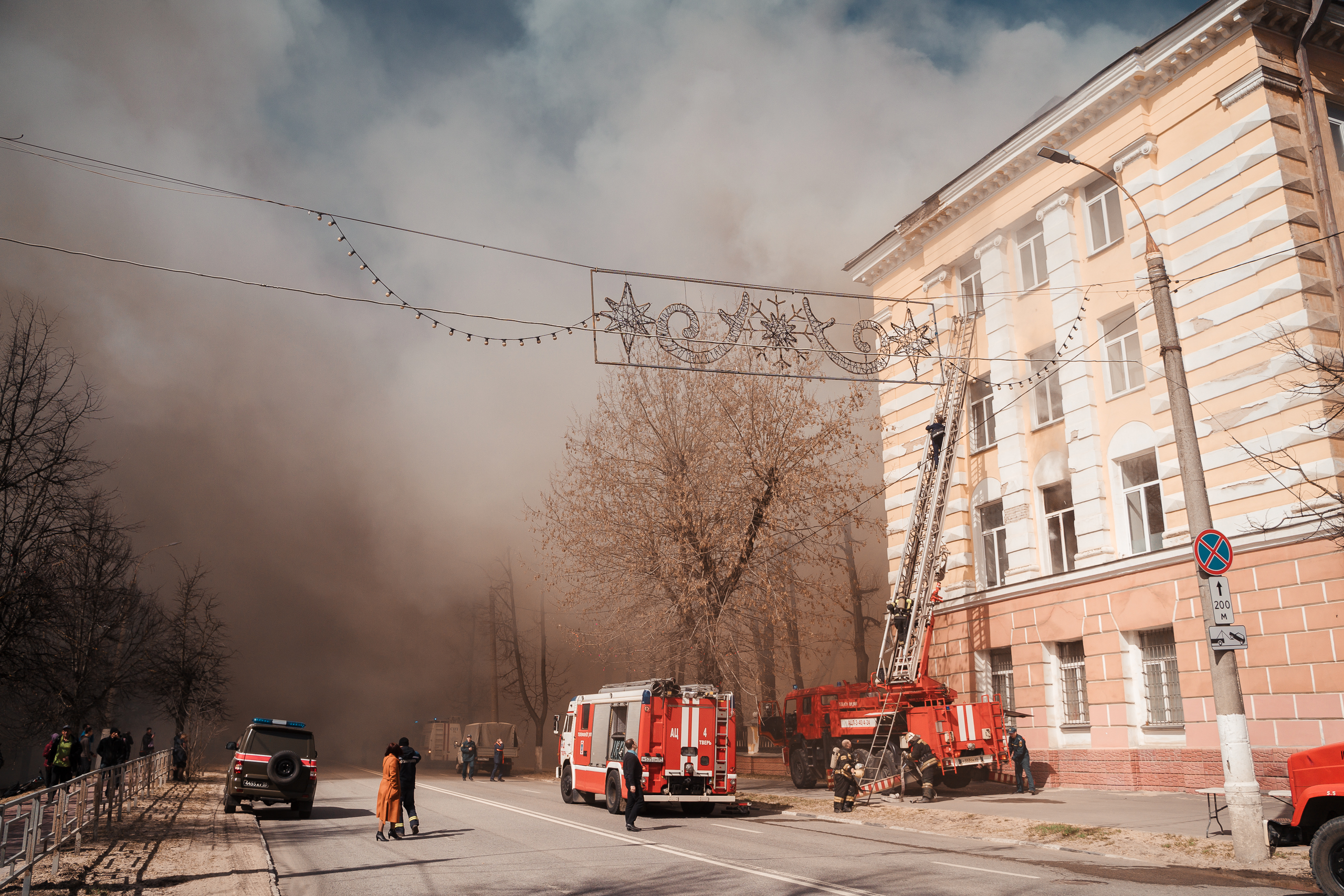 Появились фото с места пожара в тверском НИИ