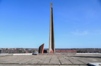 Игорь Руденя в Зубцове возложил цветы к обелиску мемориального комплекса на Московской Горе