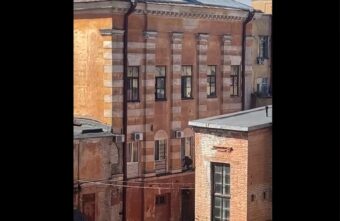 На видео попали люди, спасающиеся из пожара в тверском НИИ через окно На видео попали люди, спасающиеся из пожара в тверском НИИ через окно