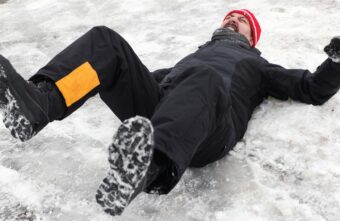 В Твери спрыгнувший с машины водитель получил серьезную травму головы В Твери спрыгнувший с машины водитель получил серьезную травму головы