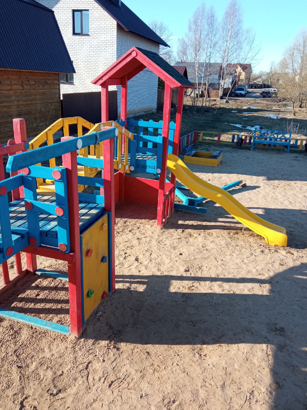 В Тверской области вандалы разгромили детскую площадку