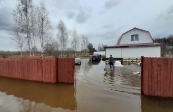 В полиции опровергли слухи о том, что в затопленных деревнях под Тверью появились мародёры В полиции опровергли слухи о том, что в затопленных деревнях под Тверью появились мародёры