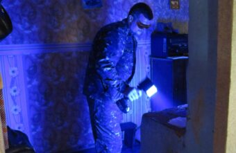 Под Тверью нашли тело мужчины с резаными ранами на шее Под Тверью нашли тело мужчины с резаными ранами на шее