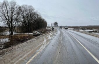 Спешащий водитель оказался в кювете, "вылетев" с трассы в Тверской области Спешащий водитель оказался в кювете, "вылетев" с трассы в Тверской области