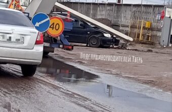 В Твери легковушка при обгоне снесла столб В Твери легковушка при обгоне снесла столб