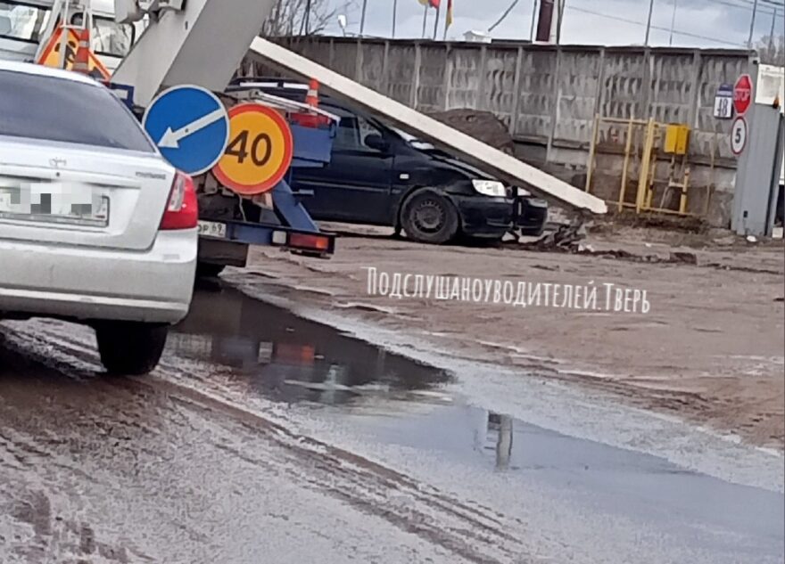 В Твери легковушка при обгоне снесла столб